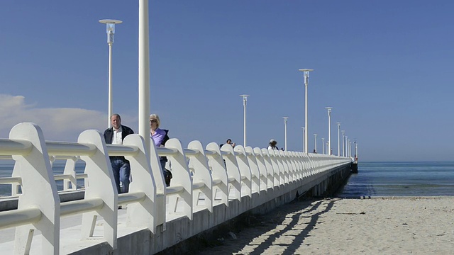 走在码头上的人的WS视图/ Forte dei Marmi，意大利托斯卡纳视频素材