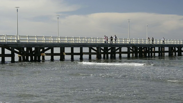 走在码头上的人的WS视图/ Forte dei Marmi，意大利托斯卡纳视频素材