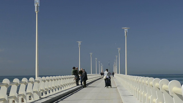 走在码头上的人的WS视图/ Forte dei Marmi，意大利托斯卡纳视频素材