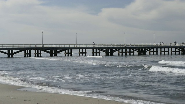 海岸线和码头/ Forte dei Marmi，托斯卡纳，意大利视频素材