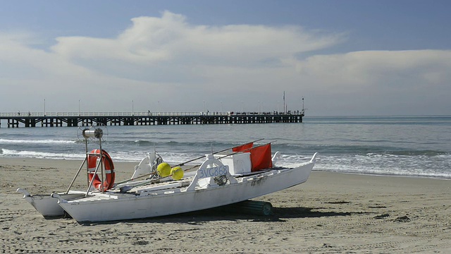 海滩上的救生艇/ Forte dei Marmi，托斯卡纳，意大利视频素材