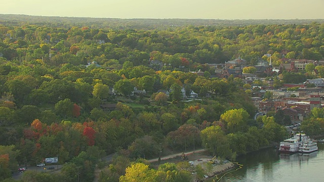 St Croix River to mansion / Stillwater，明尼苏达州，美国，WS AERIAL ZI视图视频素材