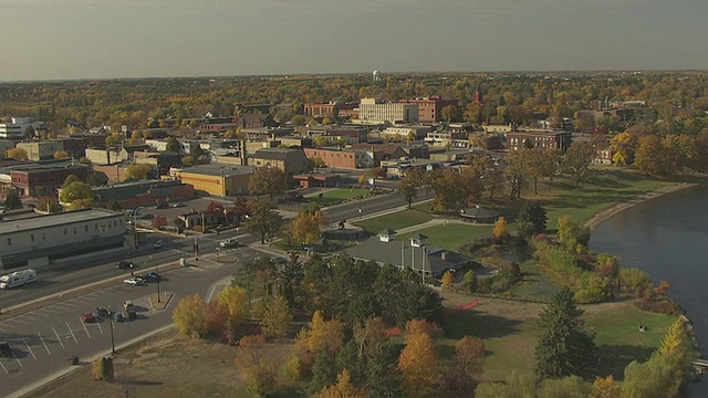 从Bemidji湖到Bemidji镇的WS鸟瞰图，美国明尼苏达州视频素材