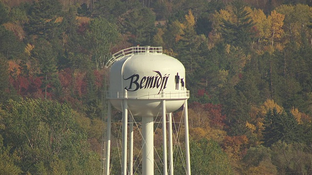 CU AERIAL拍摄Bemidji水塔的背面有树/ Bemidji，明尼苏达州，美国视频素材