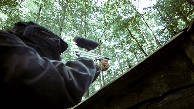 彩弹玩家射击对手视频素材