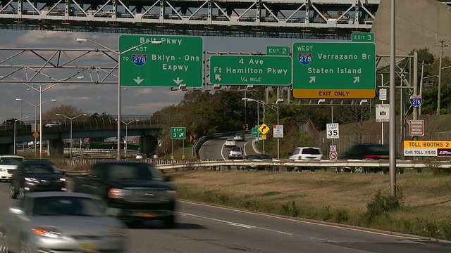 在布鲁克林的Belt Parkway交通经过Verrazano Bridge Staten岛和BQE(布鲁克林皇后区高速公路)的路标视频素材