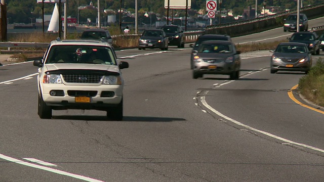 在布鲁克林的Belt Parkway，汽车从Verrazano桥上下来。视频素材