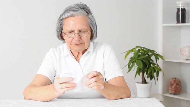 老女人在擤鼻涕。视频素材