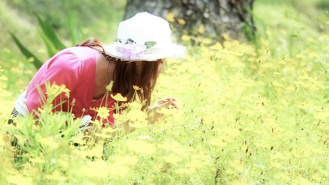 快乐的女孩在黄花田里视频素材