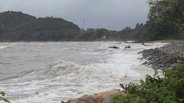 强劲的海浪和大风正在冲击着海滩视频素材