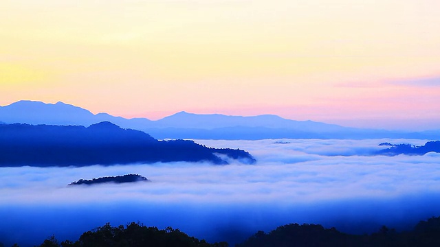 HD:日出时的层层山脉和雾。视频素材