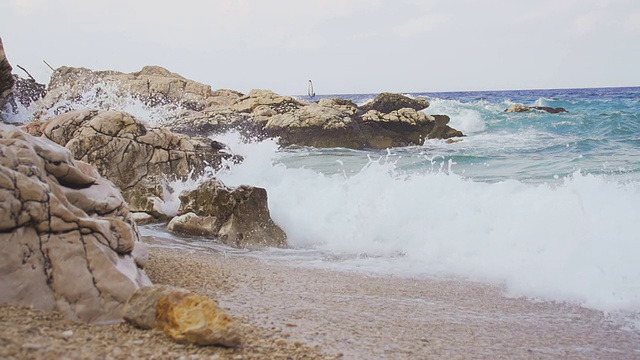 HD超级慢的MO:海浪撞击岩石视频素材