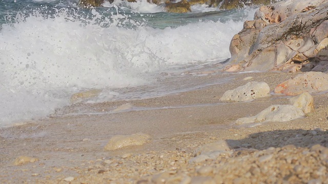 HD超级慢莫:海浪冲击海滩视频素材