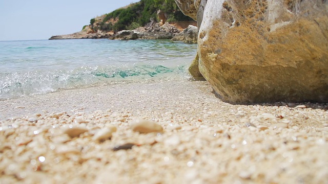 HD超级慢莫:海浪拍打海滩视频素材