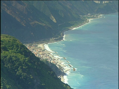 卡拉布里亚海岸郁郁葱葱的青山，金色的海滩，海浪在远处拍打着海岸线;卡拉布利亚视频素材