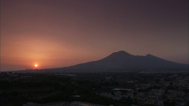 夕阳将玫瑰色的阳光洒向维苏威火山。高清。视频素材