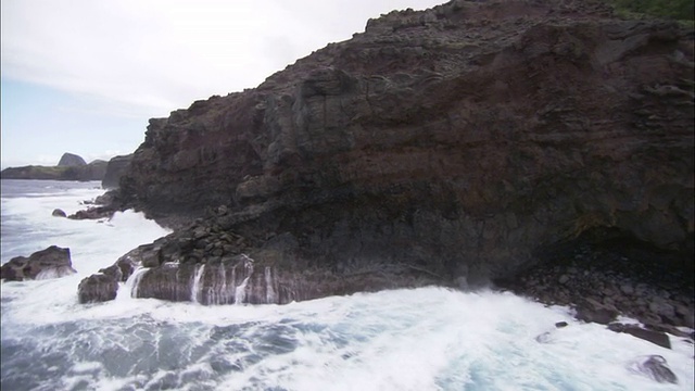 海浪冲击着夏威夷的火山海岸线。高清。视频素材