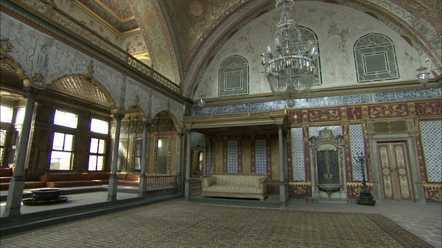 光线从伊斯坦布尔托普卡皮宫(Topkapi Palce Istanbul)皇家大厅的苏丹王座厅(sultan Throne Room)的彩色玻璃窗中照射进来。视频素材