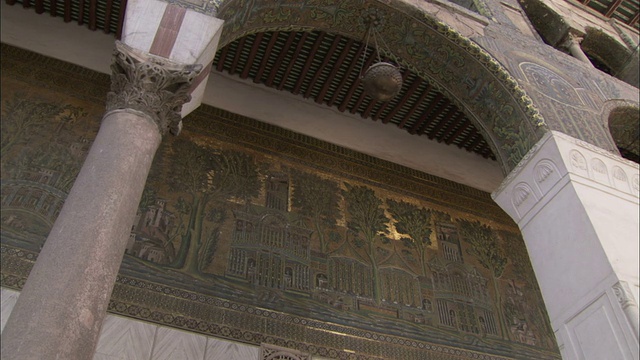 大马士革倭马亚清真寺(Umayyad Mosque Damascus)一条有顶棚的走道上，墙上装饰着马赛克镶边。高清。视频素材