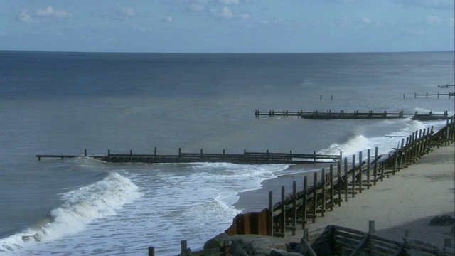 英国Happisburgh，海浪拍打着海岸防御工事。高清。视频素材