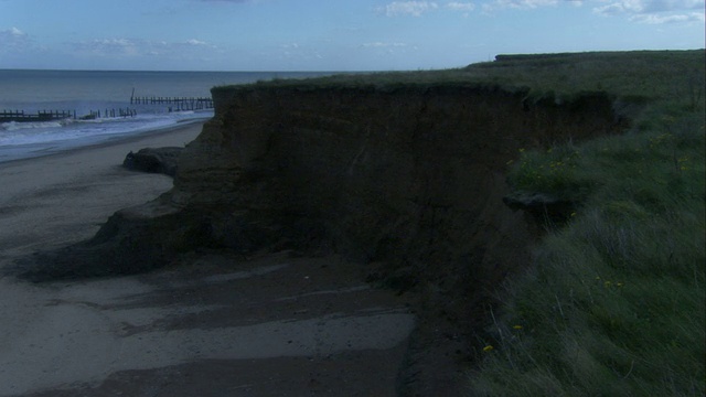 海岸悬崖显示侵蚀迹象，Happisburgh，英格兰。视频素材