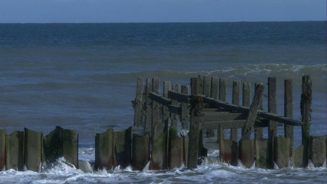 海浪撞击在Happisburgh海岸的防波堤，英国。视频素材