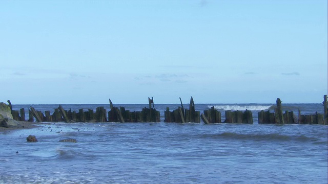 防波堤减弱了北海海浪对英国Happisburgh海岸的冲击。高清。视频素材