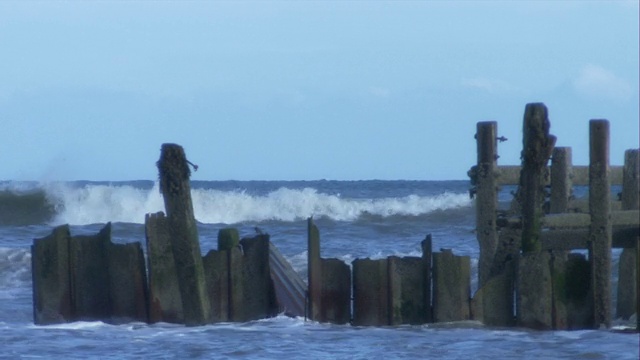 英格兰Happisburgh附近的北海，海浪冲击着防波堤。高清。视频素材