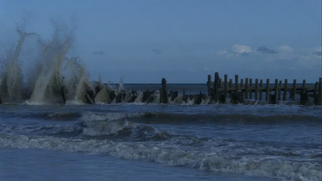 来自北海的海浪翻滚着越过了英国Happisburgh海岸的防护。高清。视频素材