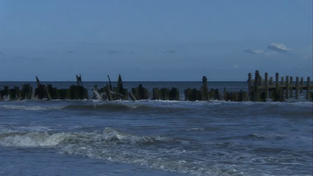 防波堤削弱了来自北海的海浪对英国Happisburgh海岸的破坏力。高清。视频素材