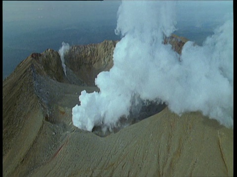 经过北海道火山，浓烟滚滚视频素材