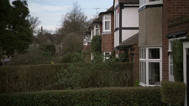 伦敦雷纳巷(Rayners Lane)的房屋都有统一的外观。高清。视频素材