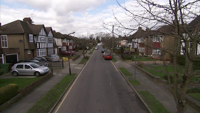 伦敦哈罗花园村(Harrow Garden Village)， 20世纪30年代典型的房屋一条街，模仿都铎风格。视频素材