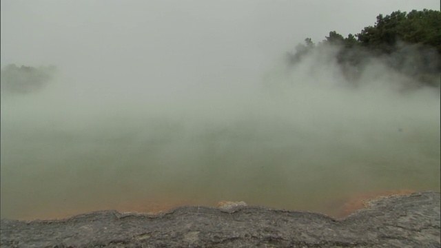 热气从温泉中翻腾而出。高清。视频素材