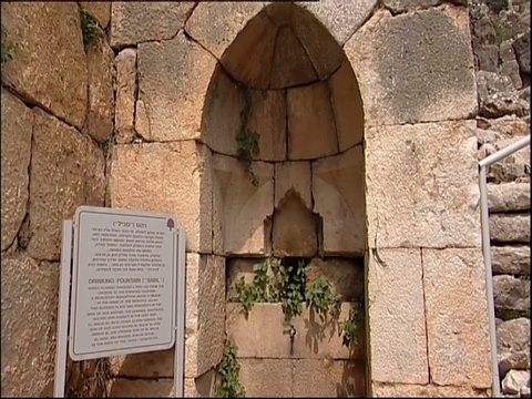 宁录要塞(Nimrod Fortress)的一个凹进去的拱门旁立着一块石碑。视频素材