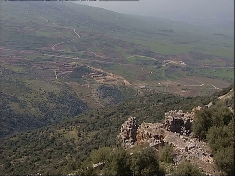 以色列戈兰高地一座山顶上的石头废墟。视频素材