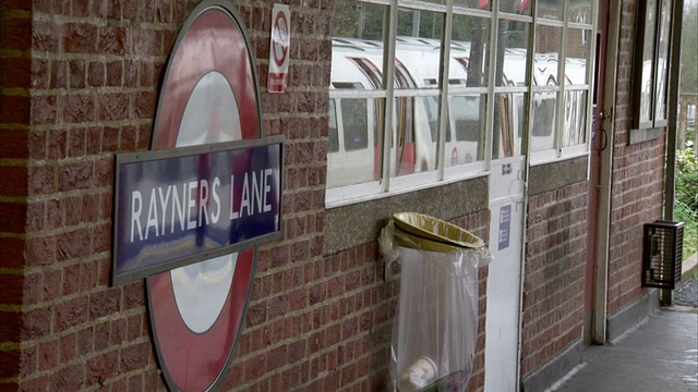 雷纳巷(Rayners Lane)地铁站的一扇窗户映出了下火车的乘客。高清。视频素材