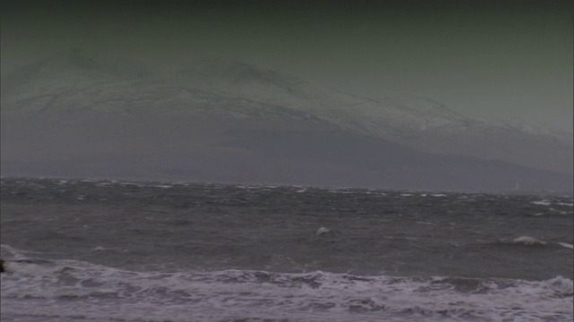 波涛汹涌的海浪拍打着英国的海岸。高清。视频素材