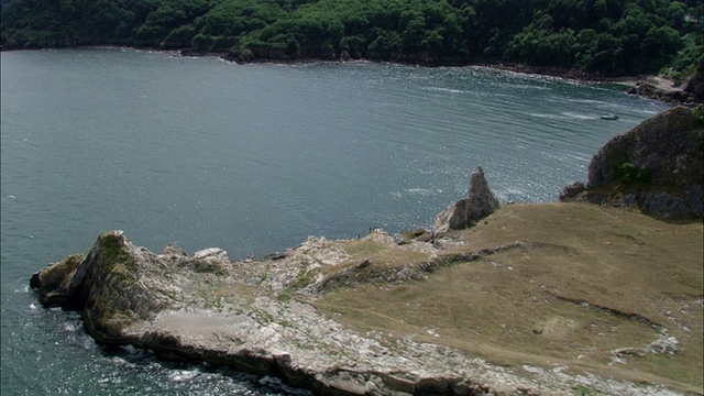 西南海岸小径沿着悬崖向下延伸到英格兰海岸的一个地方。高清。视频素材