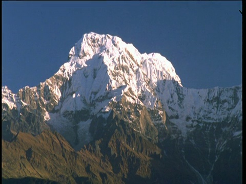 从黑色到雪山，随着云的影子移动到喜马拉雅山视频素材