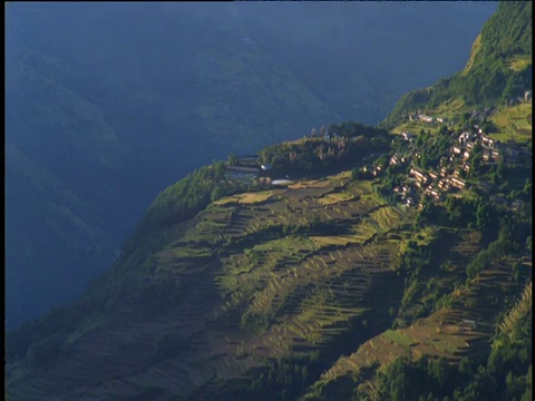 云的阴影移动在喜马拉雅山的梯田山坡上视频素材