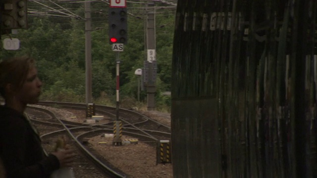 通勤者在维也纳车站登上一列火车。高清。视频素材