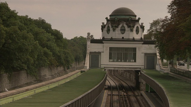 位于维也纳的Hofpavillon Hietzing U-bahn车站的顶部是一个华丽的圆顶，它最初是为皇家宫廷建造的一个私人车站。高清。视频素材