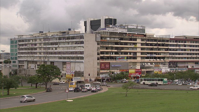 在巴西Brasília，交通速度经过一座大型建筑。高清。视频素材