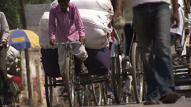 瓦拉纳西一条繁忙的街道。视频素材