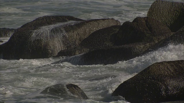 海浪撞击着巨石。视频素材