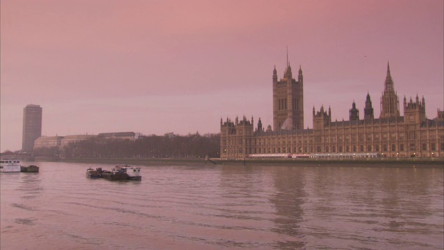 英国伦敦，泰晤士河上的船只在国会大厦前漂浮。视频素材