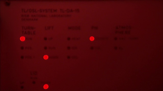 实验室的TL/OSL系统桌上闪烁着红灯。视频素材