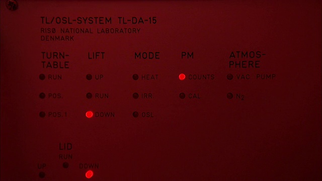 在科学实验室的一个电子面板上闪烁着灯光。视频素材