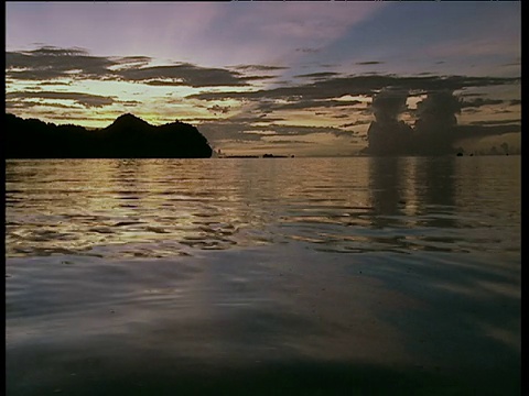 波浪起伏的大海与岛屿的剪影在背景中广阔的云在天空雅浦视频素材